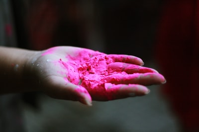 粉红色粉末对人体手掌
